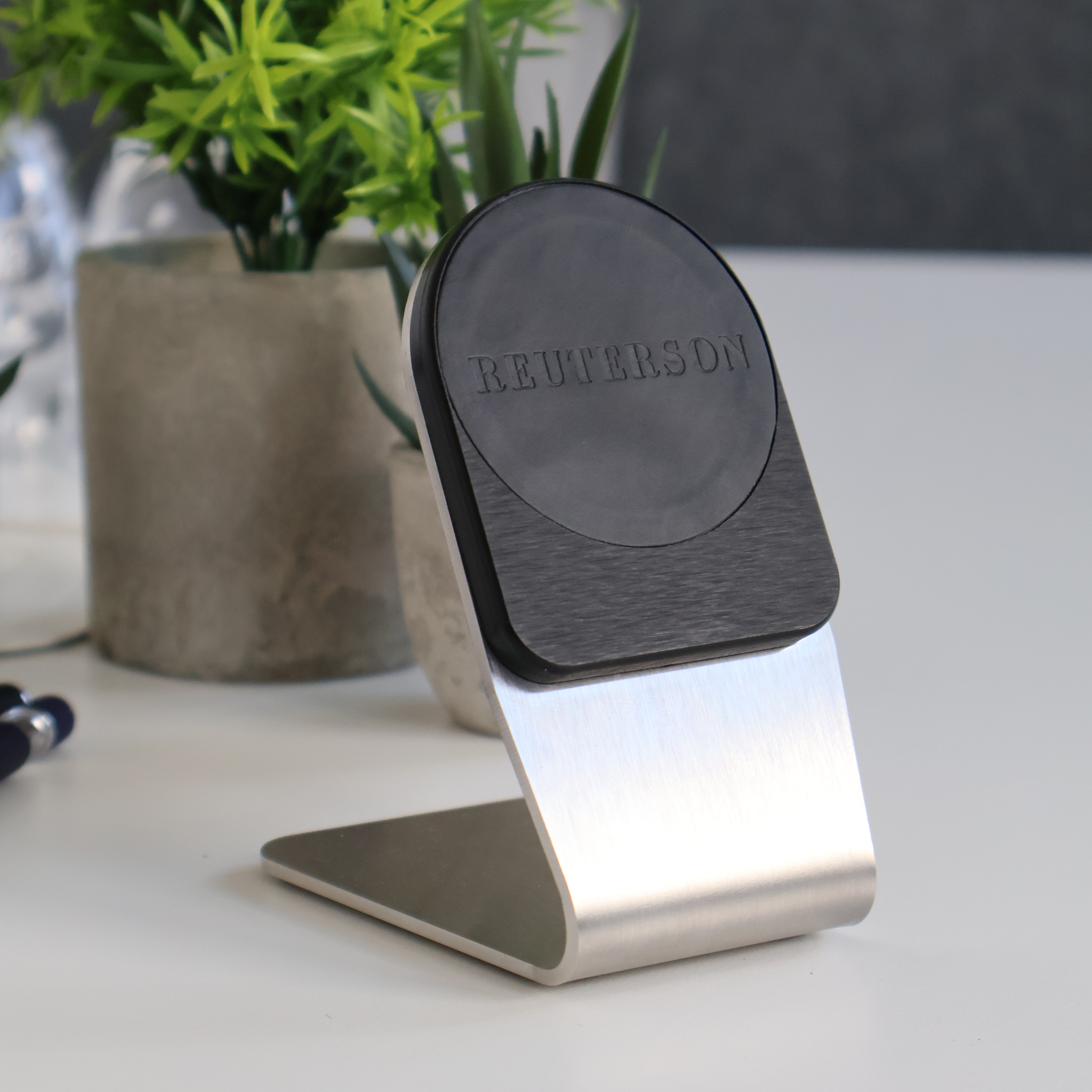 Tischhalter aus Edelstahl (MagSafe)